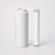Hvid cylinderformet filterpatron stående ved siden af et smalt hvidt PP-filter